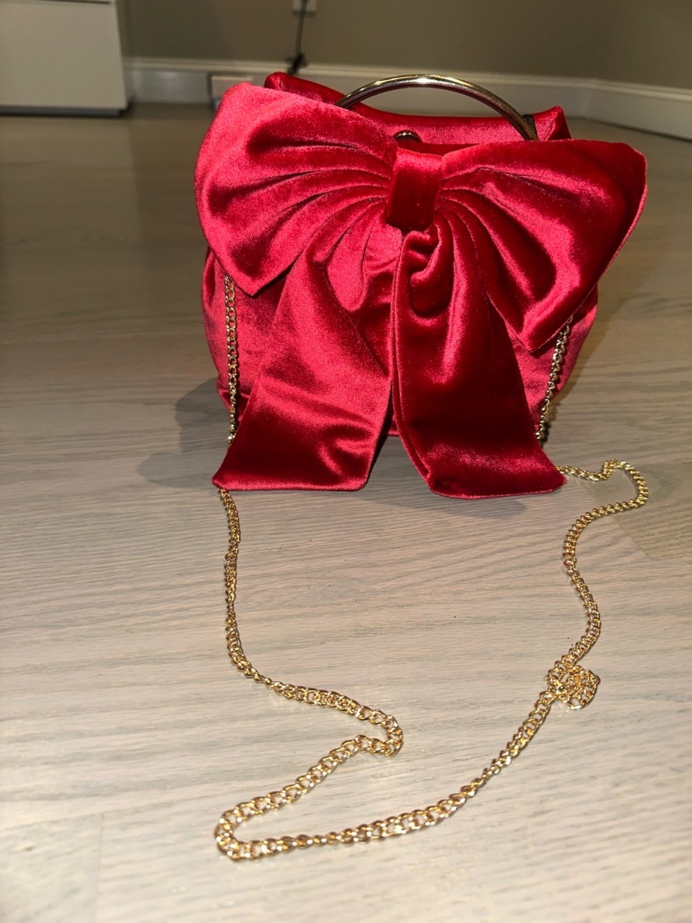 House of Harlow 1960 Red Velvet Bow Mini Bag with Gold Chain - Picture 7 of 8